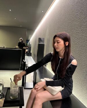 Chae Seo-jin Instagram - 퐈이어👀