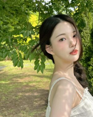 Chae Soo-ah Instagram - ‎𓍢ִ໋🌷͙֒✧˚ ༘ ⋆｡˚♡
𝑴𝑼𝑫𝑬  𝑿  𝑺𝑼𝑨

🌱뮤드의 신제품과 함께 다녀온 피크닉🌱
은은한 코랄 메이크업 어떤가요˚♬̊ 
쿨톤도 소화 가능한 맑은 느낌의 메이크업!
제가 쓴 제품들은 사진에서 만나보실 수 있습니다

📍
5월 20일 𝑂𝑙𝑖𝑣𝑒𝑦𝑜𝑢𝑛𝑔에서 단독으로 선런칭
뮤드 기획전 상품 2만원 이상 구매 시
핑크 에이드 립 글로즈를 선물로🎀
최대 25%할인 프로모션은 𝟓/𝟐𝟎~𝟓/𝟑𝟎 동안 진행됩니다

#광고
 #mude #피크닉에디션 #스키니마스카라 #숄모먼트아이팔레트 #글라세립틴트