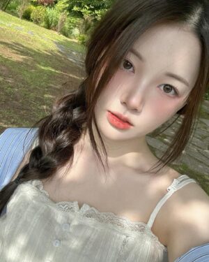 Chae Soo-ah Instagram - ‎𓍢ִ໋🌷͙֒✧˚ ༘ ⋆｡˚♡
𝑴𝑼𝑫𝑬  𝑿  𝑺𝑼𝑨

🌱뮤드의 신제품과 함께 다녀온 피크닉🌱
은은한 코랄 메이크업 어떤가요˚♬̊ 
쿨톤도 소화 가능한 맑은 느낌의 메이크업!
제가 쓴 제품들은 사진에서 만나보실 수 있습니다

📍
5월 20일 𝑂𝑙𝑖𝑣𝑒𝑦𝑜𝑢𝑛𝑔에서 단독으로 선런칭
뮤드 기획전 상품 2만원 이상 구매 시
핑크 에이드 립 글로즈를 선물로🎀
최대 25%할인 프로모션은 𝟓/𝟐𝟎~𝟓/𝟑𝟎 동안 진행됩니다

#광고
 #mude #피크닉에디션 #스키니마스카라 #숄모먼트아이팔레트 #글라세립틴트