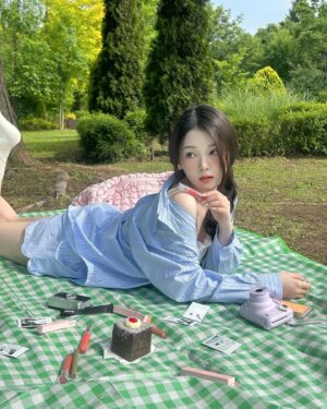 Chae Soo-ah Instagram - ‎𓍢ִ໋🌷͙֒✧˚ ༘ ⋆｡˚♡
𝑴𝑼𝑫𝑬  𝑿  𝑺𝑼𝑨

🌱뮤드의 신제품과 함께 다녀온 피크닉🌱
은은한 코랄 메이크업 어떤가요˚♬̊ 
쿨톤도 소화 가능한 맑은 느낌의 메이크업!
제가 쓴 제품들은 사진에서 만나보실 수 있습니다

📍
5월 20일 𝑂𝑙𝑖𝑣𝑒𝑦𝑜𝑢𝑛𝑔에서 단독으로 선런칭
뮤드 기획전 상품 2만원 이상 구매 시
핑크 에이드 립 글로즈를 선물로🎀
최대 25%할인 프로모션은 𝟓/𝟐𝟎~𝟓/𝟑𝟎 동안 진행됩니다

#광고
 #mude #피크닉에디션 #스키니마스카라 #숄모먼트아이팔레트 #글라세립틴트