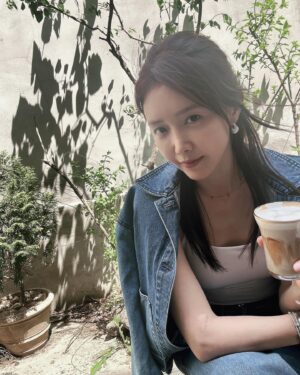 Chae Jung-an Instagram - 5월에 청청👖이닷