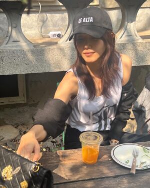 Chae Jung-an Instagram - 주말의 흥~~적이남아있는 압구정길 🔥