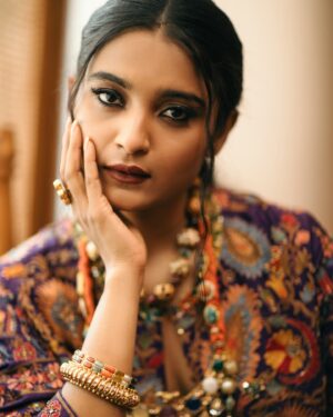Chaitra Achar Instagram - You just have to say look at the camera…😋😉

PC: @umeshpatilstudio 
Retouch: @shubhamsingh_ret 
Styling: @stylebyaishwarya 
MUA: @prashanthmakeover 
Wearing: @samyakkclothing 
Jewelry: @vivantgolddiamonds 
Location: @jugni.blr