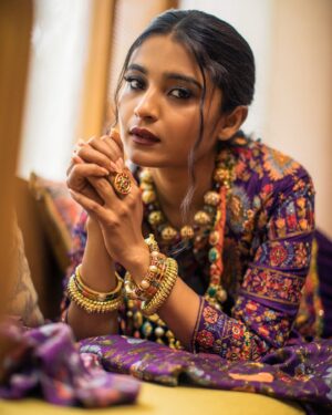 Chaitra Achar Instagram - You just have to say look at the camera…😋😉

PC: @umeshpatilstudio 
Retouch: @shubhamsingh_ret 
Styling: @stylebyaishwarya 
MUA: @prashanthmakeover 
Wearing: @samyakkclothing 
Jewelry: @vivantgolddiamonds 
Location: @jugni.blr