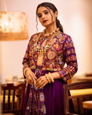 Chaitra Achar Instagram - You just have to say look at the camera…😋😉

PC: @umeshpatilstudio 
Retouch: @shubhamsingh_ret 
Styling: @stylebyaishwarya 
MUA: @prashanthmakeover 
Wearing: @samyakkclothing 
Jewelry: @vivantgolddiamonds 
Location: @jugni.blr
