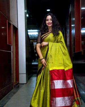 Chandana Ananthakrishna Instagram - Visiting Sheshadri Puram evening college was truly an honour for me that too with our chinnari mutta @raagu.vijay sirrrrr the most sweetest . Was inspired by the hardworking students there ! Thank you so much for making me part of your annual day ☺️
Beautiful ilkal saree from @kaimagga ❤️❤️