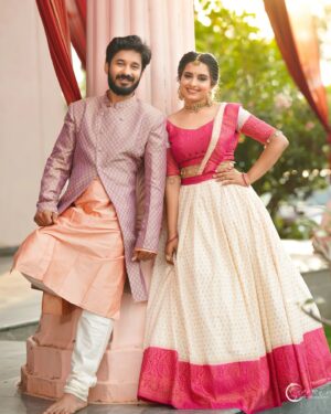 Chandana Ananthakrishna Instagram - ದೀಪಗಳ ಹಬ್ಬ ದೀಪಾವಳಿಯ ಶುಭಾಶಯಗಳು.
A photoshoot with @chandana_ananthakrishna

Outfits - @hamsinifashions
Jewellery - @waymore_priyanka
Makeup -  @makeoverwith_bhavyanaik
Hair by -  @hairstyling_by _chandu
Photography - @naveenvcphotography
Location - @mantra.luxuryweddings

#vasukivaibhav #festiveshoot