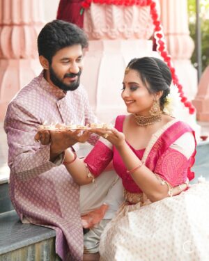 Chandana Ananthakrishna Instagram - ದೀಪಗಳ ಹಬ್ಬ ದೀಪಾವಳಿಯ ಶುಭಾಶಯಗಳು.
A photoshoot with @chandana_ananthakrishna

Outfits - @hamsinifashions
Jewellery - @waymore_priyanka
Makeup -  @makeoverwith_bhavyanaik
Hair by -  @hairstyling_by _chandu
Photography - @naveenvcphotography
Location - @mantra.luxuryweddings

#vasukivaibhav #festiveshoot