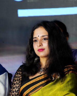 Chandana Ananthakrishna Instagram - Visiting Sheshadri Puram evening college was truly an honour for me that too with our chinnari mutta @raagu.vijay sirrrrr the most sweetest . Was inspired by the hardworking students there ! Thank you so much for making me part of your annual day ☺️
Beautiful ilkal saree from @kaimagga ❤️❤️