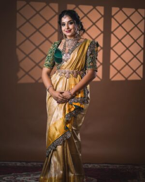 Chandana Ananthakrishna Instagram - ಕಮಲದ ಕಣ್ಣೋಳೆ
ಕಮಲದ ಮೊಗದೊಳೆ
ಕಮಲವ ಕೈಯಲ್ಲಿ ಹಿಡಿದೋಳೆ
ಎಲ್ಲರಿಗು ವರಮಹಾಲಕ್ಷ್ಮಿ ಹಬ್ಬದ ಶುಭಾಶಯಗಳು

  Designer/ Stying - @vibbhinna 
MUA - @makeoverbg__ashagowda
Concept credits : @_dha_rshiniii
Photographer: @dimaphotography 
Hair : @makeup_artistryby_nirmala
Jewels :@navrathan1954