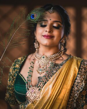 Chandana Ananthakrishna Instagram - ಕಮಲದ ಕಣ್ಣೋಳೆ
ಕಮಲದ ಮೊಗದೊಳೆ
ಕಮಲವ ಕೈಯಲ್ಲಿ ಹಿಡಿದೋಳೆ
ಎಲ್ಲರಿಗು ವರಮಹಾಲಕ್ಷ್ಮಿ ಹಬ್ಬದ ಶುಭಾಶಯಗಳು

  Designer/ Stying - @vibbhinna 
MUA - @makeoverbg__ashagowda
Concept credits : @_dha_rshiniii
Photographer: @dimaphotography 
Hair : @makeup_artistryby_nirmala
Jewels :@navrathan1954