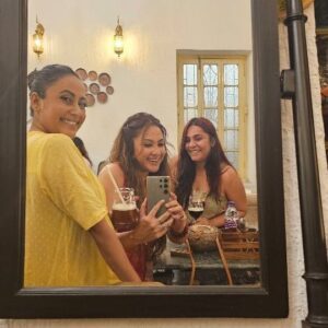 Chandrayee Ghosh Instagram - I gate-crashed into their evening, and laughed the entire time. 
It was fun hanging out with these kids. 

Hence the song. Hi, kids! 🙋‍♀️

#pocketfullofsunshine #sunshinepeople #coffeedates #girlsday #laughter #goodvibes #bestpeople #onedimsum #musijaan