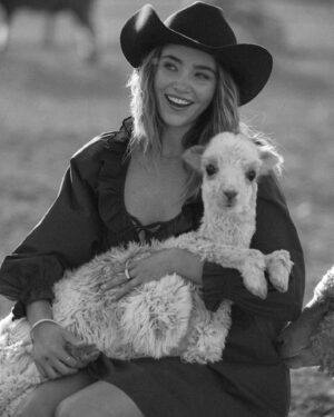 Chanel Celaya Instagram - An incredible farm with baby alpacas and a dream team makes for the best shoot day @tecovas @jenavieve @sashagold @bingobot