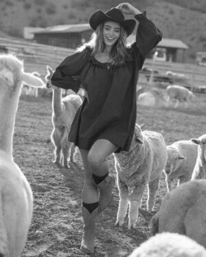 Chanel Celaya Instagram - An incredible farm with baby alpacas and a dream team makes for the best shoot day @tecovas @jenavieve @sashagold @bingobot