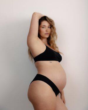 Chanel Celaya Instagram - A quick little maternity shoot with @alyssafior 💕