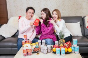 Chanel Wang Instagram - 新年來啦! 大家新年快樂🫶🏻💗
不免俗的 長大的女兒要來盡孝道囉!😚
將將✨
捕捉到爸媽開心到合不攏嘴的發送紅包時刻🧧
.
今年經歷了好多事情
忙碌又充實的過完一年
終於能和最愛的家人團聚在一起迎接龍年的到來🐉
.
今年除了幫忙打掃家裡之外
還多了採買的超級任務👊
八寶粥好運聚財😚
花生仁湯好事花生🥜 
燕麥奶花生清爽健康✌🏻
平平安安的蘋果🍎
大吉大利的橘子🍊
好運旺旺來的鳳梨🍍
祝大家今年一樣好運龍來、健康快樂💗
 .
購買通路：全聯、家樂福、大潤發等各大賣場
免扛送到家：https://momo.dm/YrqfqJ