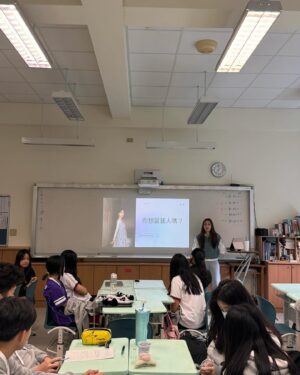 Chanel Wang Instagram - 🚩 KC CAREER DAY
謝謝康橋職涯日的邀請
真的從來沒想過 再次回母校
竟然是以講師的身分回去
當然也希望4堂40分鐘的課
有讓大家對這個行業 更加了解
想到以前自己選課的時候
總是喜歡選人看起來很好的講師😂
也很開心自己的課 被同學們秒殺
那我人應該看起來是超好的吧🥹✨
希望明年還能再給大家講更多故事啦🫶🏻