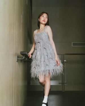 Chanel Wang Instagram - 在這次金鐘58
第二套禮服來自
@jasmine_galleria_taipei 
展現了可愛 氣質 華麗的元素
雖然有點可惜沒能穿著它上台
但還是當了一晚美美的小仙女啦🧚🏻‍♀️
 
👗： @jasmine_galleria_taipei