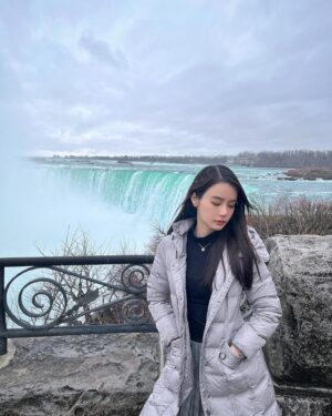 Chanidapa Pongsilpipat Instagram - Niagara Falls เป็นน้ำตกที่ใหญ่ที่สุดในโลก เคยมาแล้ว 2 รอบฝั่งอเมริกา 🇺🇸 แต่รอบที่ 3 นี้มาฝั่งแคนาดา 🇨🇦 ที่เค้าว่ากันว่าสวยกว่า ซึ่งก็สวยกว่าจริงๆ บอกเลยต้องมาดูด้วยตาตัวเอง เป็นธรรมชาติที่อลังมาก น้ำสีสวยอมเขียว เสียดายวันที่ไปฝนตกทั้งวัน ฟ้าปิดเลยถ่ายมาได้แค่ประมาณนี้ อดเห็นสายรุ้งเลย 🌈 #niagara #niagarafalls #niagarafallscanada #ontario #canada #ChaniInCA #dior #valentino
