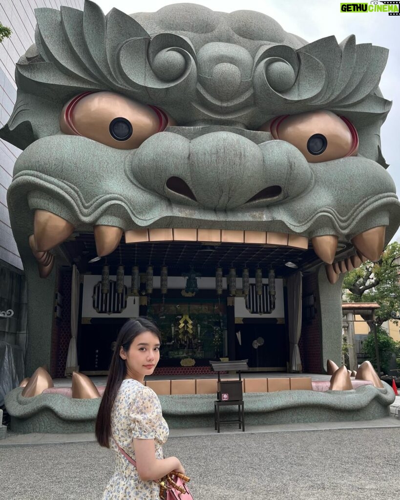 Chanidapa Pongsilpipat Instagram - Namba Yasaka Shrine 👹🎌 #nambayasakashrine #osaka #japan #ChaniInAsia