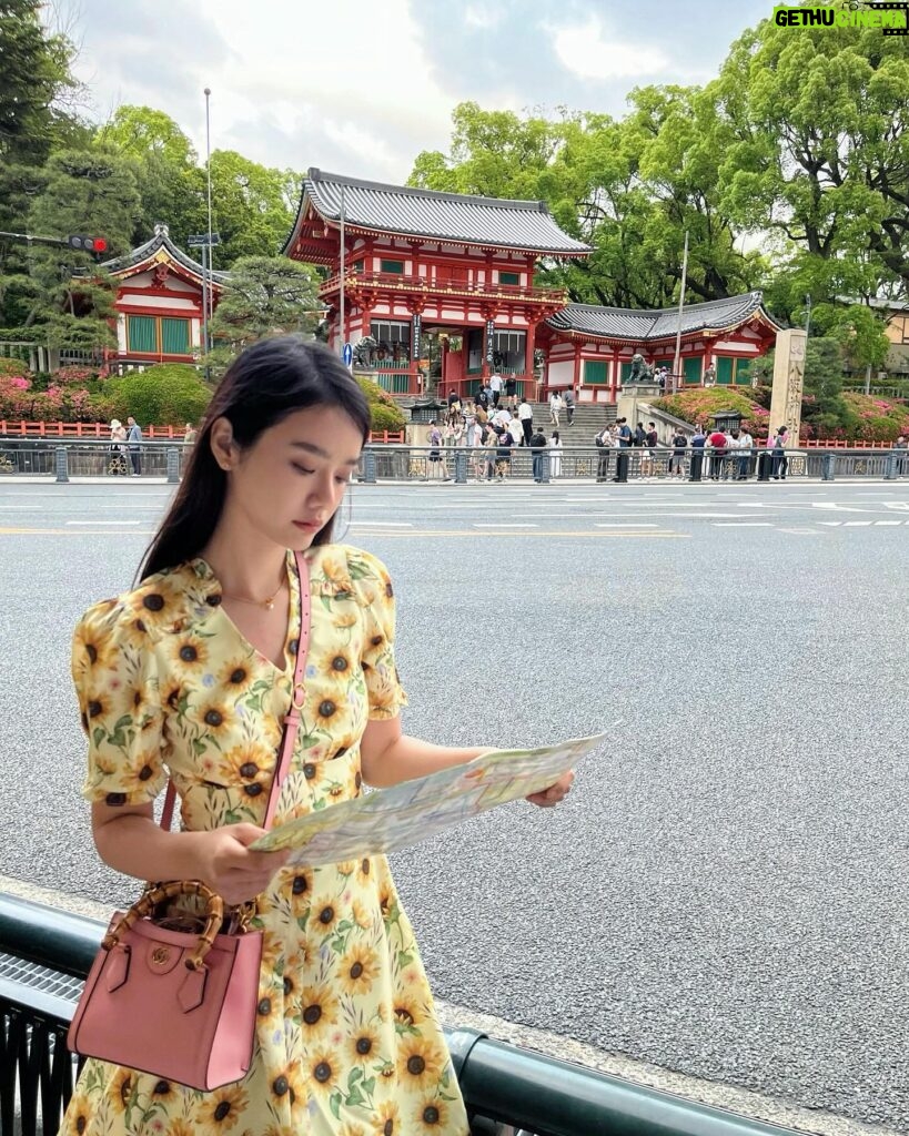 Chanidapa Pongsilpipat Instagram - การเดินทางไปสถานที่ท่องเที่ยวใน Kyoto แนะนำให้เดินทางโดยรถ bus เป็นหลัก วางแผนมาก่อนจะดี เพราะสายรถเยอะอาจจะงงได้ และต้องเผื่อเวลารอรถ เปลี่ยนรถ เพราะรถจอดทุกป้ายและอ้อมอยู่พอสมควรถ้าเทียบกับเดินทางโดยรถยนต์ส่วนตัว 🚏🚌 #yasakashrine #yasakajinja #gionshrine #gion #kyoto #japan #ChaniInAsia #gucci