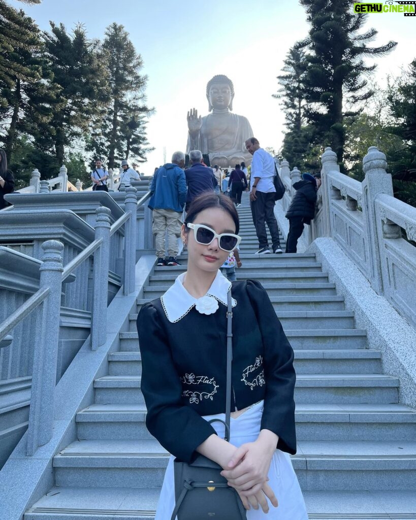 Chanidapa Pongsilpipat Instagram - มาไม่รู้กี่รอบแต่ไม่เคยขึ้นบันไดไปข้างบนเลยซักครั้ง 🙏🏻 #tb #tiantanbuddha #ngongping #lantauisland #hongkong #ChaniInAsia #FlatFF0517 #balenciaga #celine #hermes