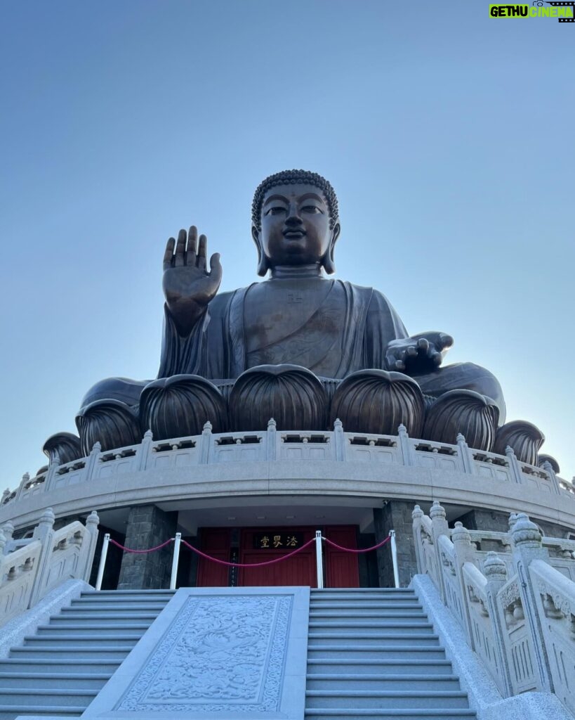 Chanidapa Pongsilpipat Instagram - มาไม่รู้กี่รอบแต่ไม่เคยขึ้นบันไดไปข้างบนเลยซักครั้ง 🙏🏻 #tb #tiantanbuddha #ngongping #lantauisland #hongkong #ChaniInAsia #FlatFF0517 #balenciaga #celine #hermes