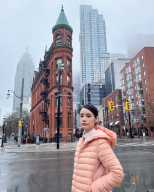 Chanidapa Pongsilpipat Instagram - Rainy day in Toronto. 🌧️🇨🇦 ฝนตกก็สู้ตาย ตัวเปียกไปเลยฉ่ำๆ #gooderhambuilding #toronto #canada #ChaniInCA #valentino
