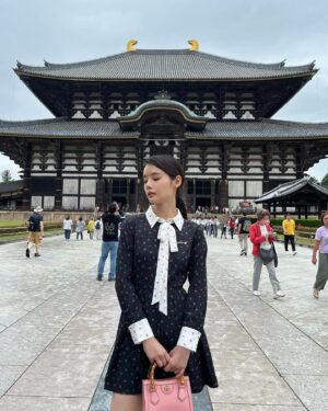 Chanidapa Pongsilpipat Instagram - ในวันที่ฝนปรอยๆ แต่คนก็ยังเยอะทุกที่ 🌦️🎎 #todaijitemple #greatbuddhahall #nara #japan #ChaniInAsia #FlatFF0634 #gucci
