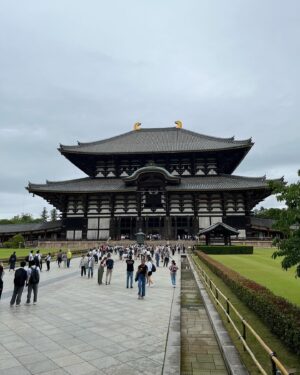 Chanidapa Pongsilpipat Instagram - ในวันที่ฝนปรอยๆ แต่คนก็ยังเยอะทุกที่ 🌦️🎎 #todaijitemple #greatbuddhahall #nara #japan #ChaniInAsia #FlatFF0634 #gucci