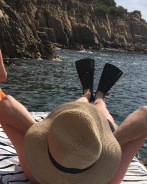 Chantal Ladesou Instagram - Sur la plage abandonnée...coquillages et crustaces...!
Avant le combat.....