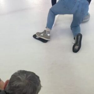 Chantal Ladesou Instagram - Grâce au Saint-Gervais Mont-Blanc d'Humour je me suis mise au curling …j’adore ❤️
La voix derrière c’est Michel 😂