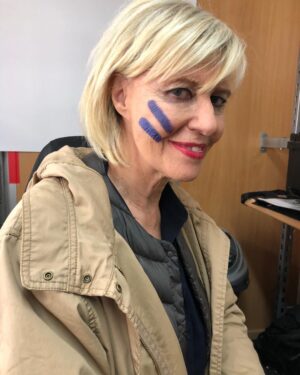 Chantal Ladesou Instagram - Soutenons @planinternational et@paulinelefevre dans leur lutte pour l’égalité filles/garçons pour l’éducation dans le monde alors tous a vos traits bleus avant le 11 octobre🌺