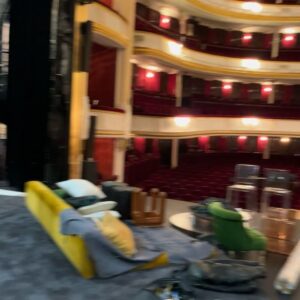 Chantal Ladesou Instagram - Au @theatredelaportesaintmartin #décor de #1983 de @jean_robert_charrier à partir du 27/09 ❤️