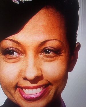 Chantal Ladesou Instagram - Tandis que la merveilleuse Joséphine Baker rentre au Panthéon moi je rentre en quarantaine déclarée Covid ce soir et la représentation « d’adieu je reste » est annulée ce soir à Thionville...😷ne vous déplacez pas pour rien, vous serez prévenus d’un nouvelle programmation🤓🌺🌺🌺