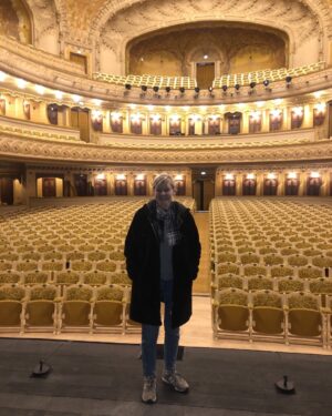 Chantal Ladesou Instagram - À 15h aujourd’hui dernière de #adieujereste #operadevlchy  #operadevichy @mergaultisa @jeanlouisbarcelona #theatre #rire 🌺👌🎭🎉❤️