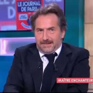 Chantal Ladesou Instagram - Samedi 12 novembre
Le brillant et génial @edouardbaer investit mon décor pour une happening, à 22h45, hétéroclite d’artistes ou pas , d’une faune qui a simplement envie de monter sur scène ou pas ….bienvenus dans 1983 @lejournaldeparis👗👠👗👙🤓
