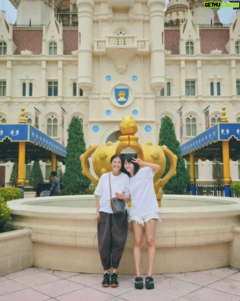 Chantalle Ng Instagram - Happiest trip with people I love most ❤️ & mama's @linmeijiao_ first time ever in @universalstudiossingapore 🥹