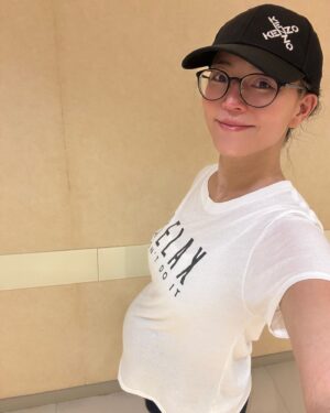 Chantel Liu Instagram - 「妳的皮膚很好都沒有長痘痘，應該是懷女生喔！」
「妳的肚子尖尖的，應該是懷兒子！」

我必須說，每次聽到這些以前流傳下來的說法真的覺得很有趣！就我個人的經驗，三胎懷孕期都沒有長痘痘。本身體質就不容易長痘子，懷孕之後除了睡不好第二天膚色暗沈、憔悴，其他的膚質狀況都是和孕前一樣。
三胎的孕期，我的肚子都是尖尖的，再加上四肢只有輕微水腫，很多人都說我從背後看起來根本不是孕婦。最佳對照組就是我和我的弟妹都是懷上龍年寶寶，她第一胎是女兒，肚子圓圓的。第二胎是兒子，肚子還是圓圓的。
至於是什麼原因讓孕婦的肚子看起來圓或尖，似乎和骨盆、胎兒躺的位置、是否為經產婦有關，絕對和性別無關。

「懷男生肚子會比較尖、懷女生肚子會比較圓」
這完全是沒有科學根據、但是很有趣的都市傳說。