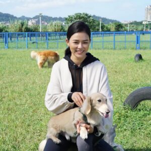 Chantel Liu Instagram - 天氣開始轉涼了，週末還是必須帶小孩、毛小孩出來透透氣，曬曬太陽🥰

@koolpal_tw 
@animalplanet.tw 
@weikaichung