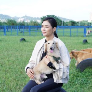 Chantel Liu Instagram - 天氣開始轉涼了，週末還是必須帶小孩、毛小孩出來透透氣，曬曬太陽🥰

@koolpal_tw 
@animalplanet.tw 
@weikaichung