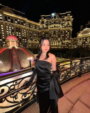 Chantel Yiu Instagram - lovely to see you again, macau✨

Styling 
@wanjansco @theclothesurgeon

Hair 
@hugopoon.hairstylist @privateisalon 

Makeup 
@mr.kingyip @kingsmakeup__ 

Wardrobe 
@nicholasthelabel