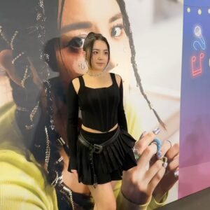 Chantel Yiu Instagram - ONe 💝

多謝製作呢本相冊嘅每一位幕後
🖤亦都多謝每一位支持ONe 嘅小菲象
love you all✨

styling @wanjansco @theclothesurgeon

wardrobe @dionlee @anderssonbell @harveynicholshk 

makeup @mr.kingyip @kingsmakeup_ 

hair @hugopoon.hairstylist @privateisalon 

#MCPCENTRAL #MCPDISCOVERY #MCP新都城中心 #MCPromotion #MomentOfNightVibe #After8MusicNightCarnival