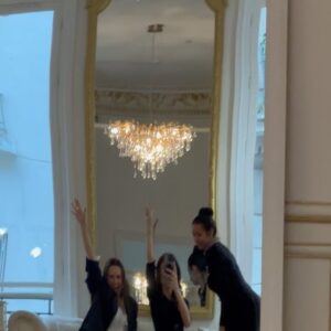 Charlène Le Mer Instagram - C’est normal de stresser autant à 2 mois et demi du fameux jour J ? 💒🫨
Et puis toutes ces questions qu’on se pose : Est-ce que la robe va lui plaire ? Est-ce que j’ai fait le bon choix ? Est-ce que ça va plaire ? ( même si le principal est de se plaire à soi-même 🫶🏻) 
J’ai passé une merveilleuse journée chez @lamarieecapricieuse, merci pour tes mots, ton temps ma Nada, ces essayages étaient encore une fois .. incroyables ! 🥹 ( Les photos n’ont strictement rien à voir , c’est un kimono que je porte haha 🤓)
Et on est également s’y bien accompagné par notre wedding planner @melissawilpotte et heureusement qu’elle est là 🤍

#tictactictac #wedding