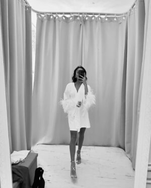 Charlène Le Mer Instagram - C’est normal de stresser autant à 2 mois et demi du fameux jour J ? 💒🫨
Et puis toutes ces questions qu’on se pose : Est-ce que la robe va lui plaire ? Est-ce que j’ai fait le bon choix ? Est-ce que ça va plaire ? ( même si le principal est de se plaire à soi-même 🫶🏻) 
J’ai passé une merveilleuse journée chez @lamarieecapricieuse, merci pour tes mots, ton temps ma Nada, ces essayages étaient encore une fois .. incroyables ! 🥹 ( Les photos n’ont strictement rien à voir , c’est un kimono que je porte haha 🤓)
Et on est également s’y bien accompagné par notre wedding planner @melissawilpotte et heureusement qu’elle est là 🤍

#tictactictac #wedding