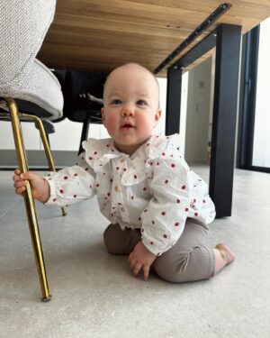 Charlène Le Mer Instagram - Bonheur 🤍

1- Des enfants heureux dans leur nouvelle salle de bain (   une petite tête d’amour )
2- Ma beauté qui grandit beaucoup trop vite 
3- Ma tornade 
4- Eux 🥹
5- La campagne c’est fatiguant 💤 
6- L’amour est dans le champ