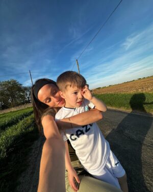 Charlène Le Mer Instagram - Bonheur 🤍

1- Des enfants heureux dans leur nouvelle salle de bain (   une petite tête d’amour )
2- Ma beauté qui grandit beaucoup trop vite 
3- Ma tornade 
4- Eux 🥹
5- La campagne c’est fatiguant 💤 
6- L’amour est dans le champ