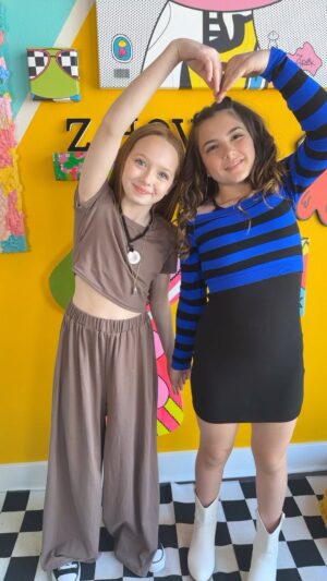 Charlie Townsend Instagram - @zhovak having a blast painting outfits by @sheinofficial @shein_kids 💗 #party #bestie #fashion #art
