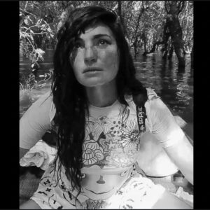 Charlie Vincent Instagram - #acting (chialer au milieu de la mangrove cambodgienne 😍😍❤️, perdue, sur une pirogue qui tangue 😂😅, parce que c'est écrit)... 💥
.
#series #distopia #actress #freckles 🤷‍♀️😂❤️