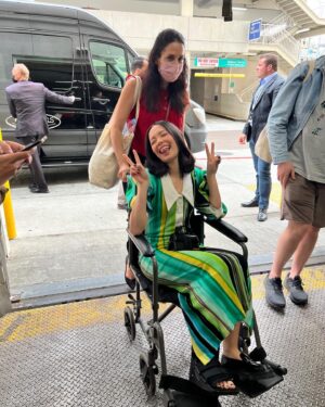 Charlotte Nicdao Instagram - I fell down at Comic Con

@lucywarrenstyle 
@claytonhawkins 
@cherishbrookehill